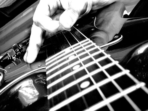 игра на электрогитаре